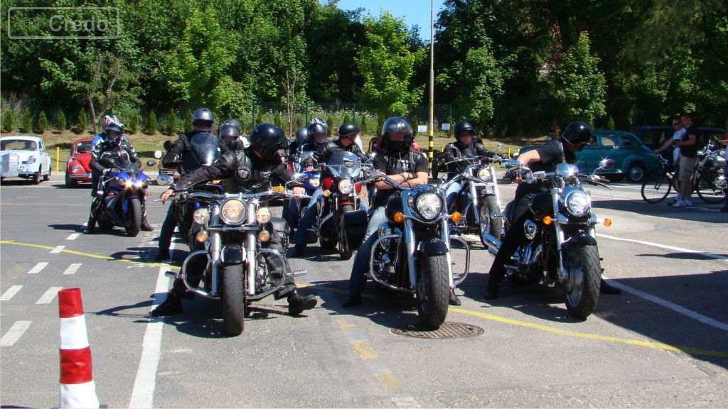 Sytuacja drogowa — pytanie 8735: Możesz prowadzić motocykl w zorganizowanej kolumnie pod warunkiem, że nie przekracza ona: