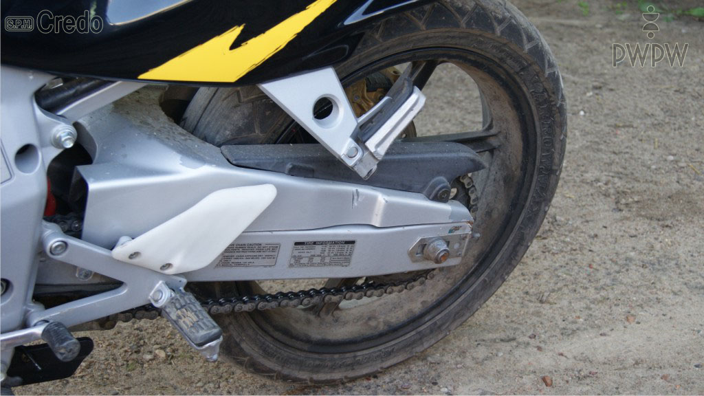 Sytuacja drogowa — pytanie 7828: Kierujesz motocyklem w czasie deszczu. Jak powinieneś zareagować, gdy odczujesz, że tylne koło Twojego pojazdu traci przyczepność?