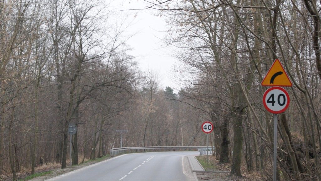 Sytuacja drogowa — pytanie 8723: W jaki sposób zwiększysz widoczność w przypadku zbliżania się do zakrętu o ograniczonej widoczności w prawo?
