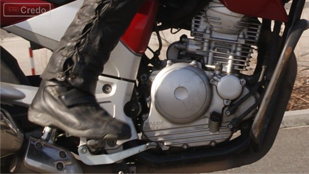 Sytuacja drogowa — pytanie 8726: Kierując motocyklem efekt hamowania silnikiem uzyskasz:
