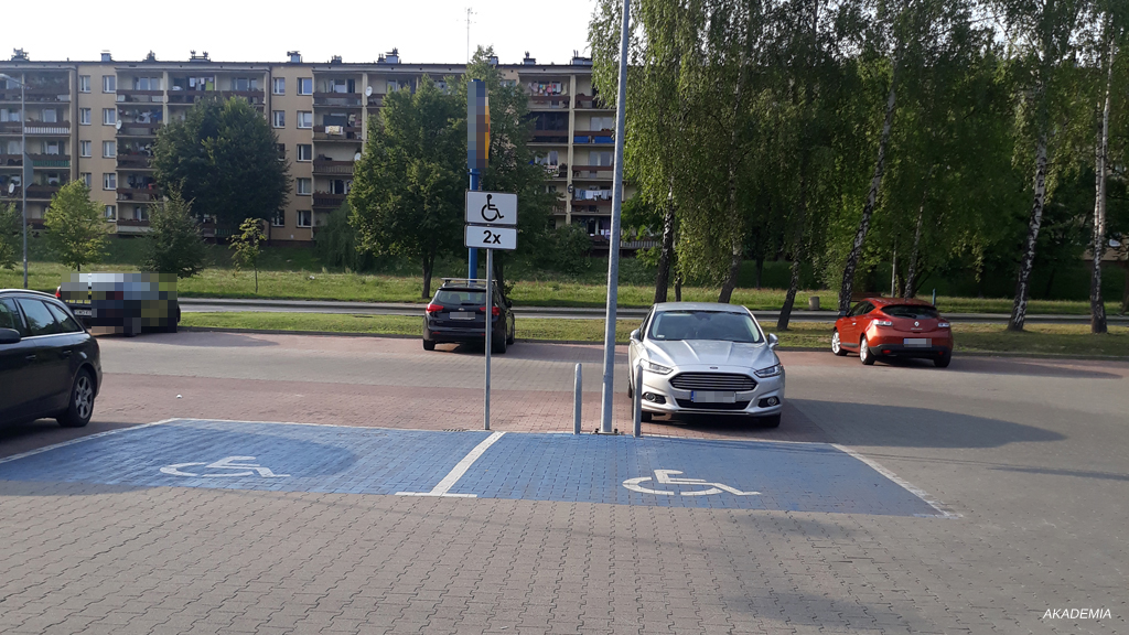 Sytuacja drogowa — pytanie 10757: Czy dozwolony jest postój na wyznaczonych miejscach dla osób niepełnosprawnych, jeżeli posiadana przez kierującego karta parkingowa straciła ważność?