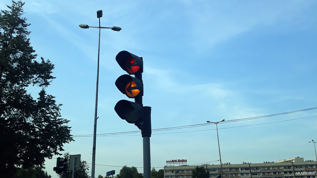 Sytuacja drogowa — pytanie 10768: Czy nadawany sygnał oznacza, że za chwilę zapali się sygnał czerwony?