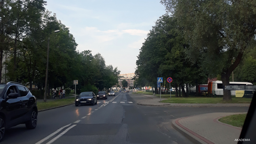 Sytuacja drogowa — pytanie 10779: Czy w widocznej sytuacji kierujący może włączyć światła drogowe?