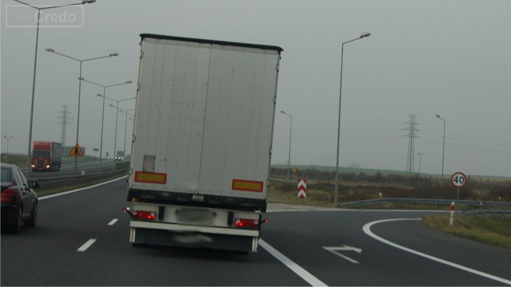 Sytuacja drogowa — pytanie 11463: Jak należy się zachować w przypadku pomylenia zjazdu na drodze o wzmożonym ruchu?