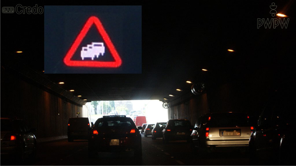 Sytuacja drogowa — pytanie 7855: Ile metrów odstępu od poprzedzającego pojazdu należy zachować podczas zatrzymania wynikającego z zatoru drogowego w tunelu?