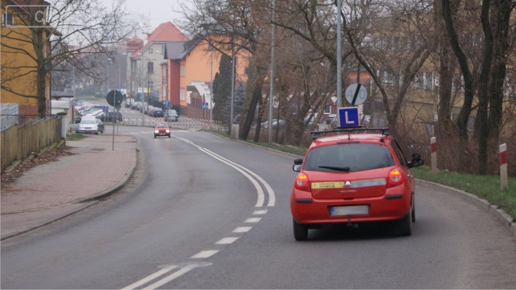 Sytuacja drogowa — pytanie 8866: Jak zachowasz się w sytuacji, która zmusi Cię do kontynuuowania jazdy za pojazdem nauki jazdy, bez możliwości bezpiecznego wykonania manewru wyprzedzania?