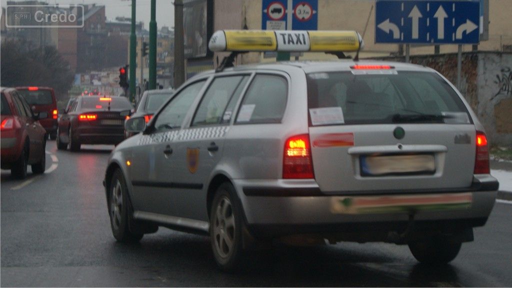 Sytuacja drogowa — pytanie 8868: Co zrobisz jeśli na skrzyżowaniu wjedzie tuż przed Ciebie inny pojazd wymuszając pierwszeństwo przejazdu?