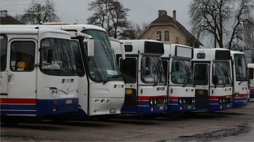 Sytuacja drogowa — pytanie 8870: W jaki sposób możesz zmniejszyć zanieczyszczenie powietrza podczas postoju na dworcu autobusowym?