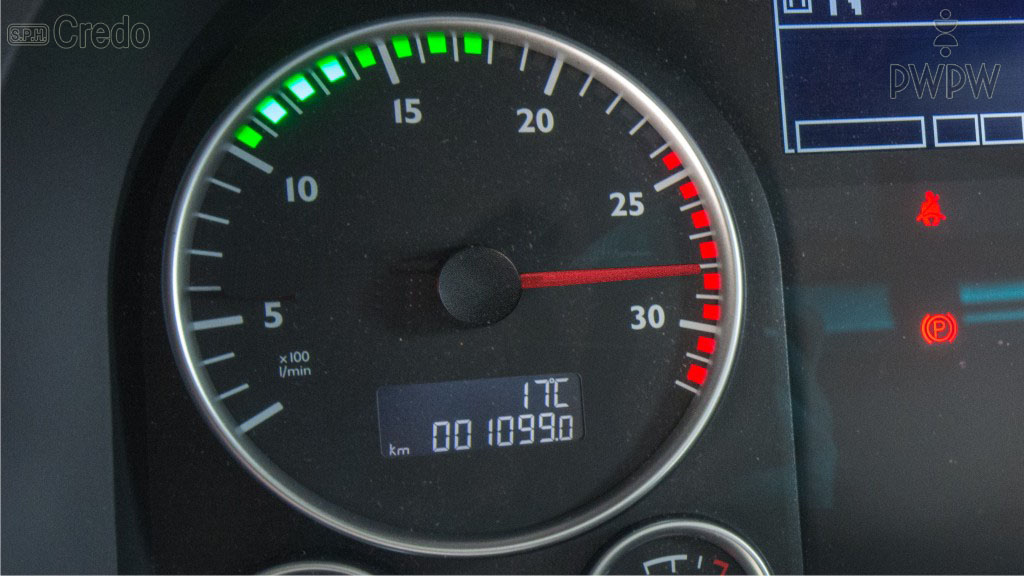 Sytuacja drogowa — pytanie 7859: Jakie może być następstwo długotrwałej jazdy autobusem, gdy wskaźnik obrotomierza znajduje się cały czas na czerwonym polu?