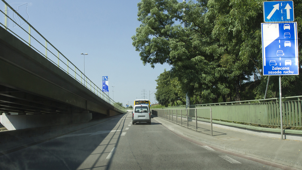 Sytuacja drogowa — pytanie 2940: Czy w tej sytuacji należy zrezygnować z manewru wyprzedzania?