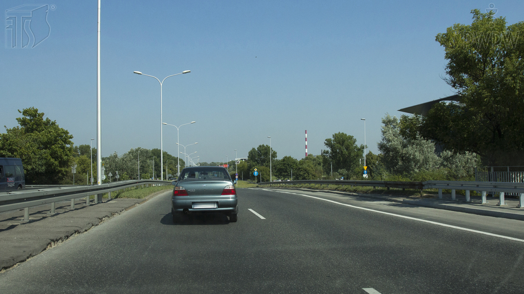 Sytuacja drogowa — pytanie 2268: Czy w tej sytuacji, poruszając się jezdnią jednokierunkową poza obszarem zabudowanym, możesz wyprzedzać z prawej strony?