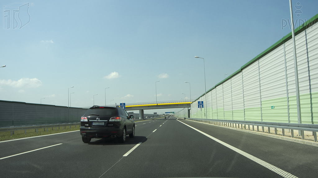 Sytuacja drogowa — pytanie 1480: Czy w tej sytuacji, na autostradzie, wolno Ci kontynuować wyprzedzanie pojazdu z prawej strony ?