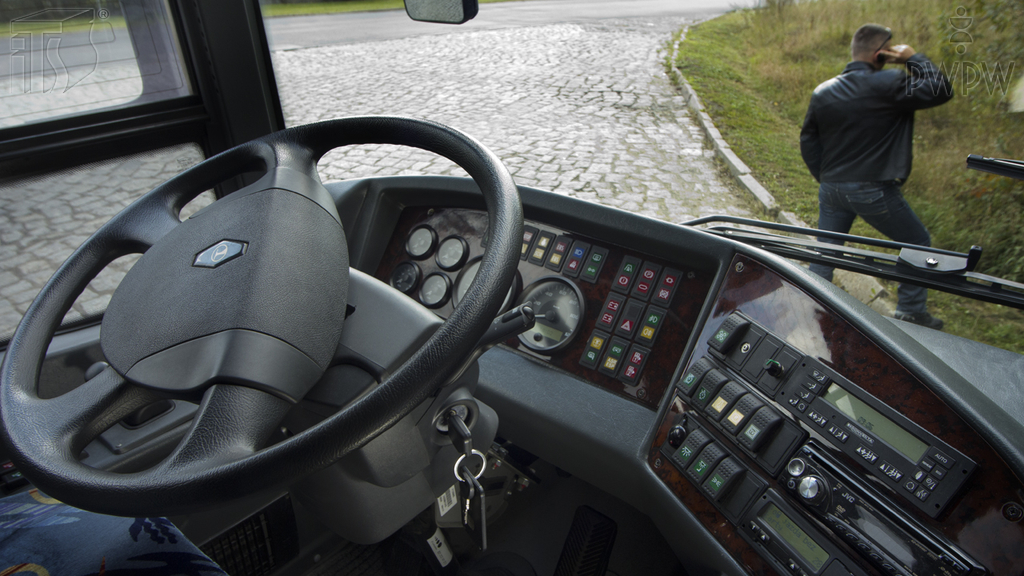 Sytuacja drogowa — pytanie 4449: Czy tak pozostawiony na postoju bez opieki autobus jest prawidłowo zabezpieczony przed możliwością uruchomienia go przez osobę niepowołaną?