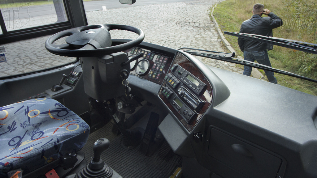 Sytuacja drogowa — pytanie 4452: Czy podczas postoju wolno Ci oddalić się od autobusu, jeśli silnik jest w ruchu?
