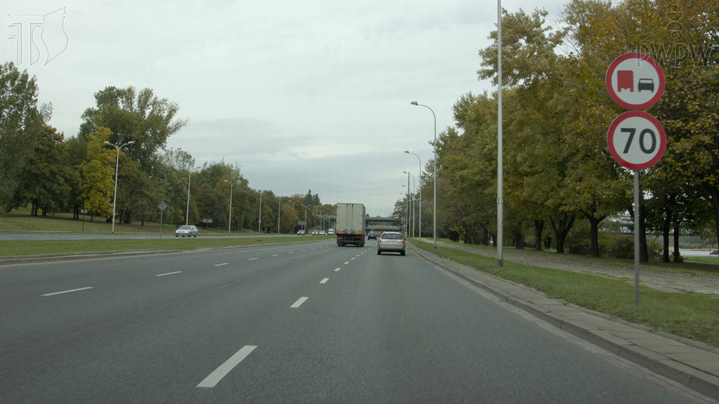 Sytuacja drogowa — pytanie 1524: Czy w tej sytuacji, kierując samochodem ciężarowym o dopuszczalnej masie całkowitej 12 ton, masz prawo wyprzedzić samochód osobowy?