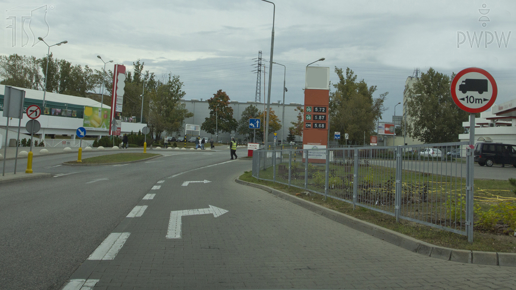 Sytuacja drogowa — pytanie 11502: Przewozisz zespołem pojazdów o długości 10 metrów ładunek wystający z tyłu przyczepy na odległość 0,5 metra. Czy wolno Ci wjechać na drogę za tym znakiem?