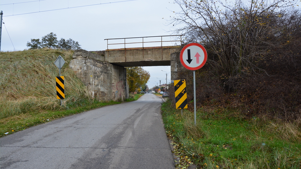 Sytuacja drogowa — pytanie 11147: Czy w przedstawionej sytuacji masz pierwszeństwo wjazdu na zwężony odcinek jezdni przed kierującym zbliżającym się z przeciwnej strony?