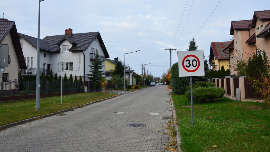 Sytuacja drogowa — pytanie 11148: Czy znak ten, jeżeli nie jest uprzednio odwołany znakiem oznaczającym koniec strefy ograniczonej prędkości, obowiązuje do najbliższego skrzyżowania?