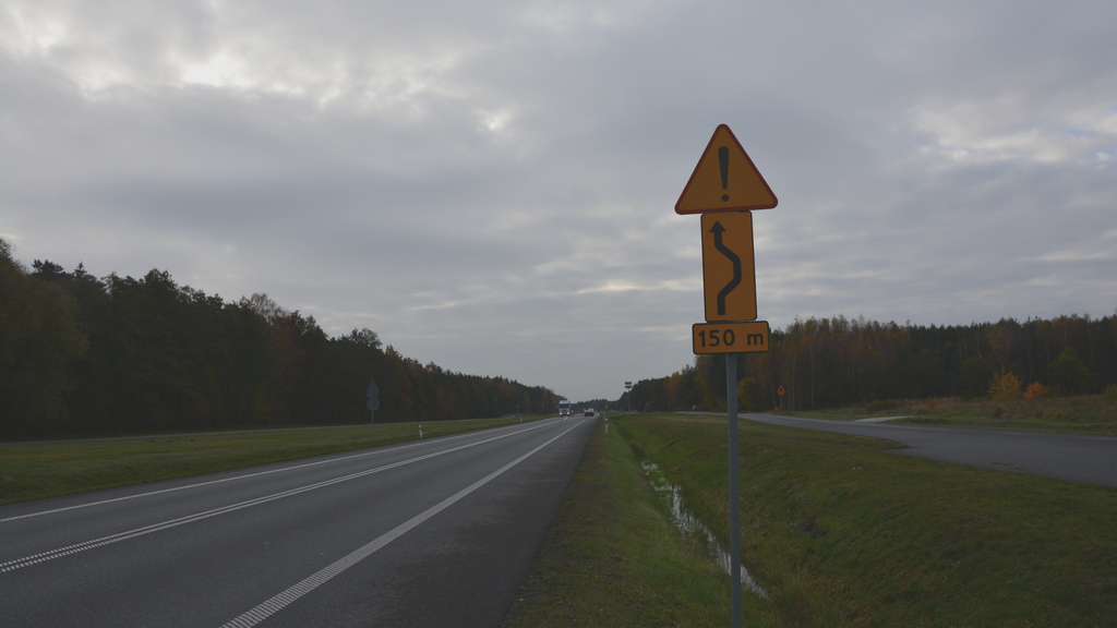 Sytuacja drogowa — pytanie 11146: Czy widoczny znak ostrzega o dwóch niebezpiecznych zakrętach, z których pierwszy jest w prawo?