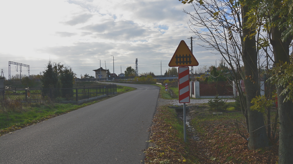 Sytuacja drogowa — pytanie 11139: Czy widoczny znak ostrzega o przejeździe kolejowym, który może być wyposażony w sygnalizację świetlną?