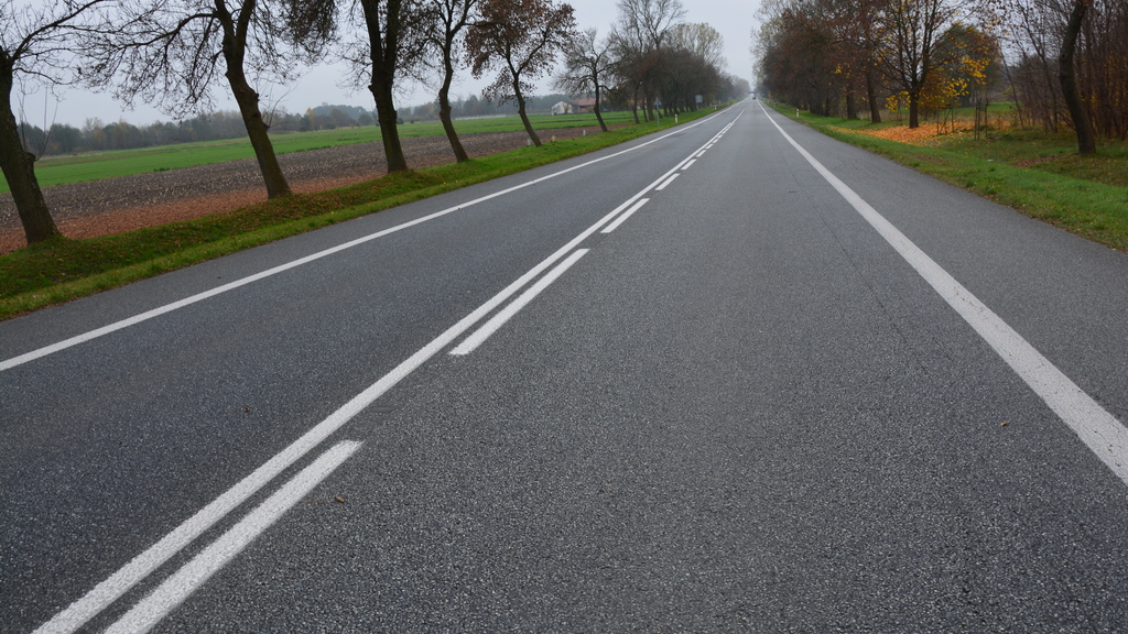 Sytuacja drogowa — pytanie 11172: Widoczna linia oddzielająca pasy ruchu jest linią przekraczalną dla kierujących pojazdami poruszającymi się z kierunku przeciwnego.