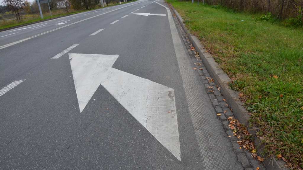 Sytuacja drogowa — pytanie 11176: Czy w tej sytuacji zmieniając pas ruchu na lewy, masz pierwszeństwo przed pojazdami poruszającymi się po pasie, na który zamierzasz wjechać?