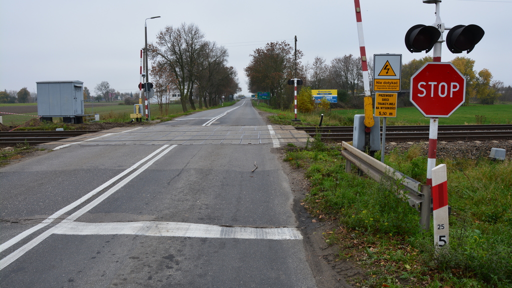 Sytuacja drogowa — pytanie 11177: Czy widoczna linia pozioma wskazuje miejsce zatrzymania pojazdu tylko w przypadku migającego czerwonego sygnału?
