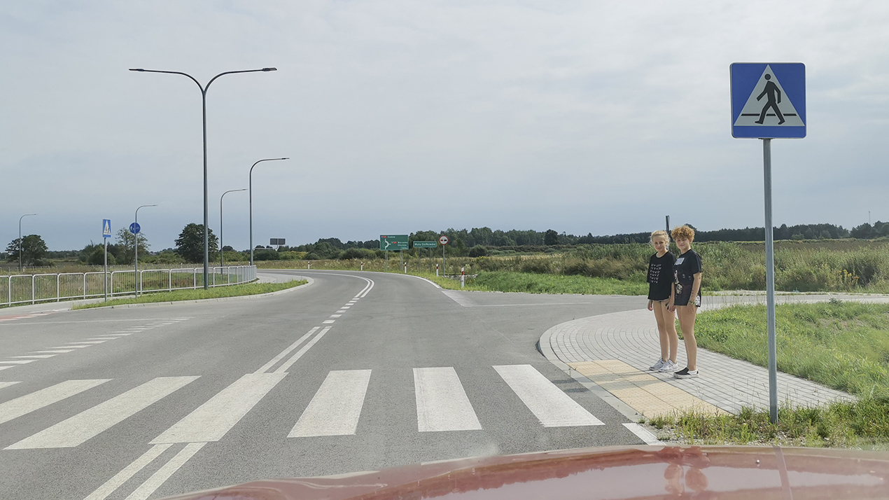 Sytuacja drogowa — pytanie 13411: Czy w tej sytuacji masz prawo kontynuować jazdę bez zwracania uwagi na zachowanie pieszych?