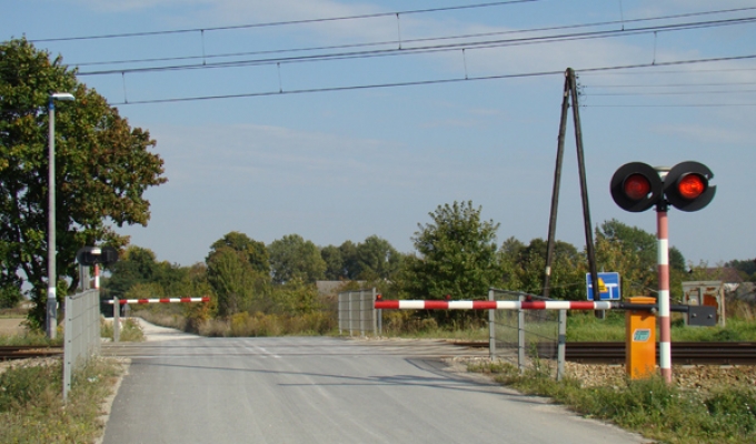 Sytuacja drogowa — pytanie 13466: Czy w tej sytuacji po upewnieniu się, że nie nadjeżdża pociąg , masz prawo objechać półzapory i przejechać przez przejazd kolejowy ?