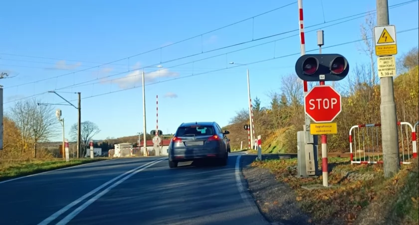 Sytuacja drogowa — pytanie 13469: Czy w tej sytuacji masz prawo wyprzedzić poprzedzający pojazd, aby jak najszybciej przejechać przez przejazd kolejowy ?