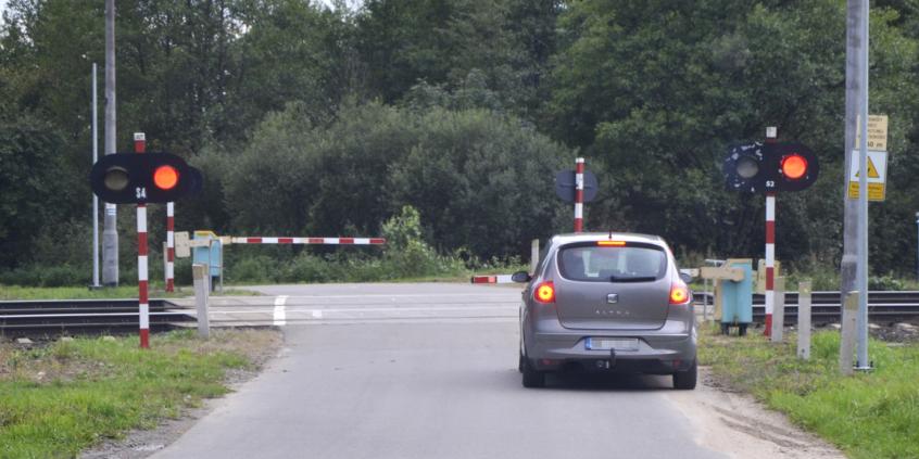 Sytuacja drogowa — pytanie 13470: Czy w tej sytuacji  masz prawo ominąć poprzedzający pojazd wjeżdżając na część jezdni przeznaczoną dla przeciwnego kierunku ruchu, jeśli zdołasz zatrzymać się przed przejazdem kolejowym ?