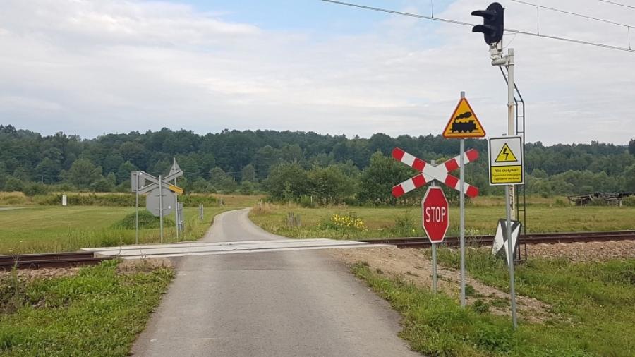 Sytuacja drogowa — pytanie 13471: Czy zbliżając się do przejazdu kolejowego o niewielkim ruchu pociągów, masz zawsze obowiązek upewnienia się, czy nie zbliża się pojazd szynowy ?