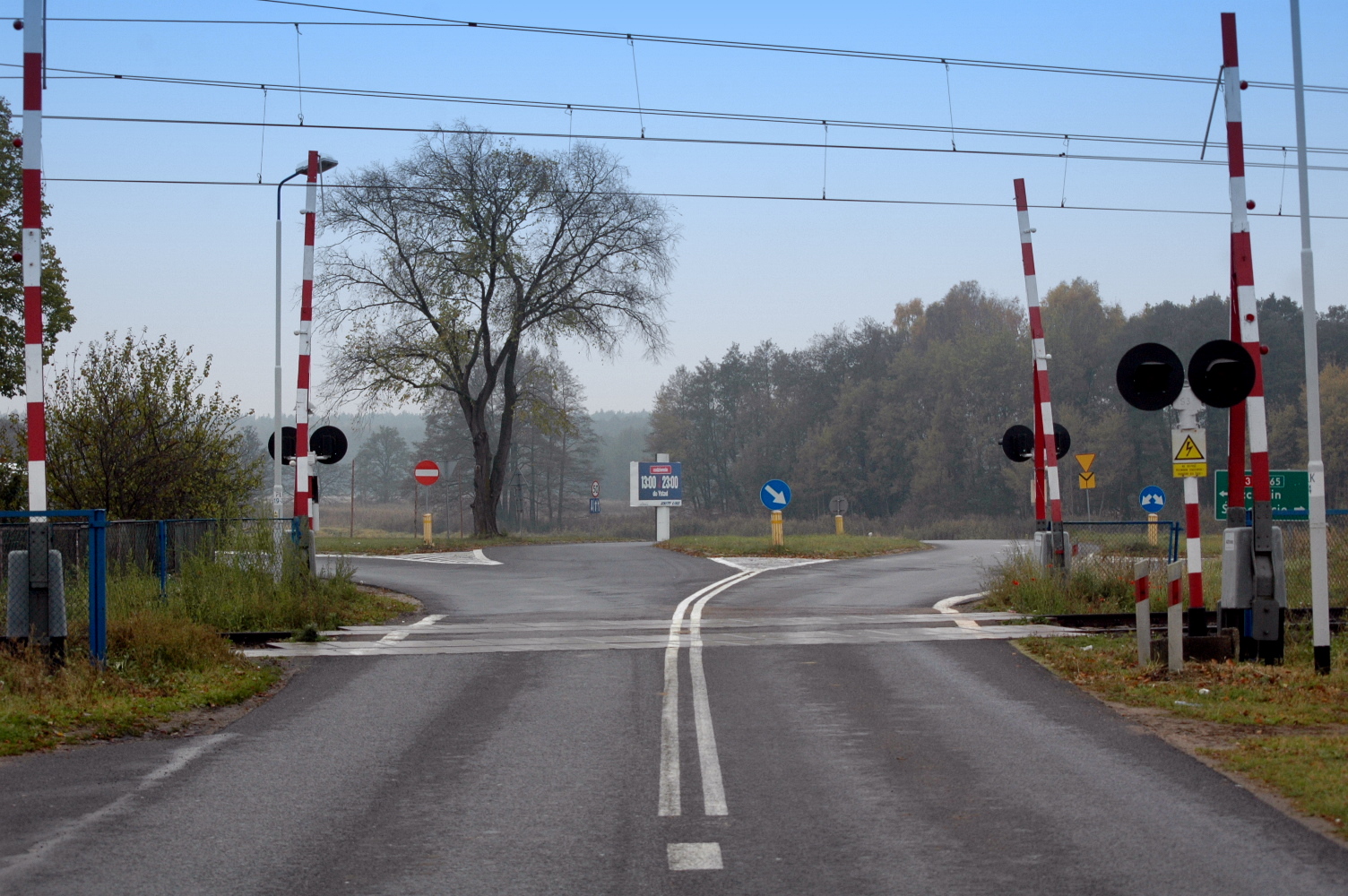 Sytuacja drogowa — pytanie 13473: Czy zbliżając się do przejazdu kolejowego z zaporami powinieneś uwzględniać, że wskutek różnych przyczyn  urządzenia zabezpieczające mogą na czas nie zamknąć przejazdu ?