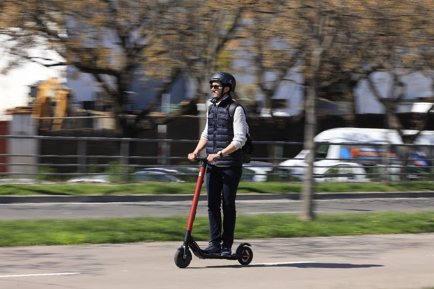 Sytuacja drogowa — pytanie 13530: Czy wolno Ci jadąc jezdnią kierować hulajnogą elektryczną z prędkością 30 km/h ?