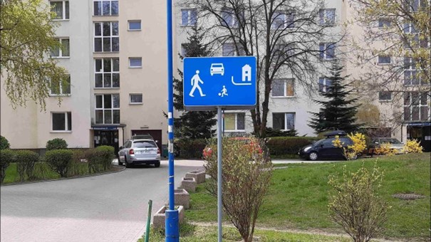 Sytuacja drogowa — pytanie 13531: Czy na drogach położonych w strefie oznaczonej widocznym znakiem,  wolno Ci przewozić hulajnogą elektryczną dziecko w wieku do 10 lat ?