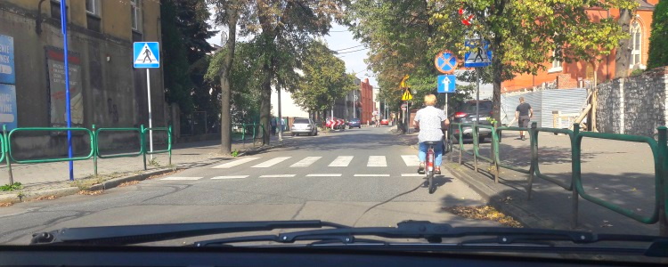 Sytuacja drogowa — pytanie 13490: Czy na przejściu dla pieszych, przy zachowaniu szczególnej ostrożności wolno Ci wyprzedzać rowerzystę ?