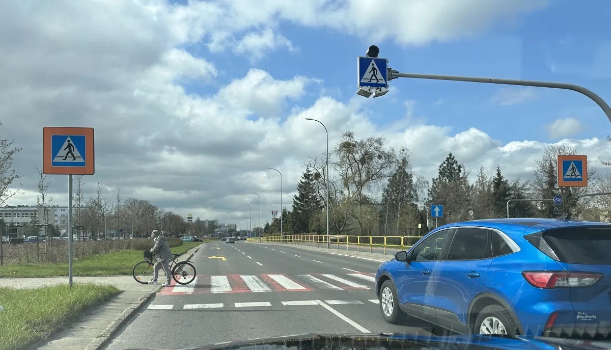 Sytuacja drogowa — pytanie 13492: Czy w przedstawionej sytuacji, pomimo zachowania szczególnej ostrożności,  obowiązuje Cię zakaz wyprzedzania poprzedzającego pojazdu ?