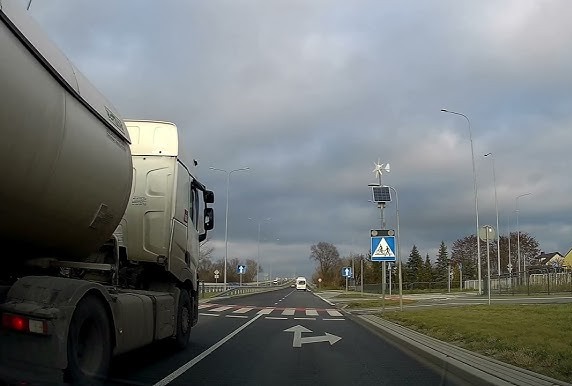 Sytuacja drogowa — pytanie 13495: Czy w przedstawionej sytuacji, pomimo zachowania szczególnej ostrożności,  obowiązuje Cię zakaz wyprzedzania ?