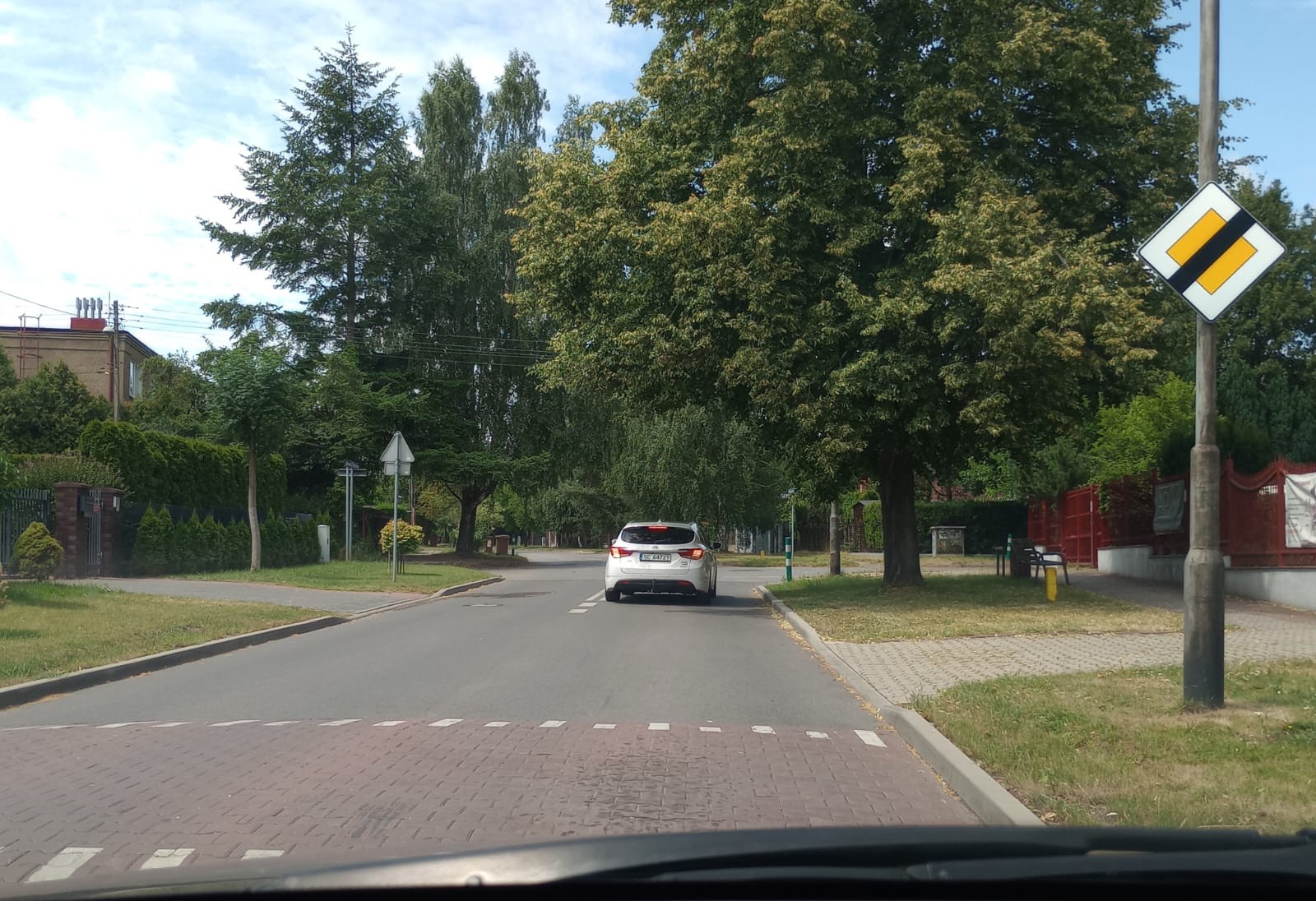 Sytuacja drogowa — pytanie 13507: Czy obowiązuje Cię zakaz wyprzedzania pojazdu silnikowego jadącego jezdnią na skrzyżowaniu ?