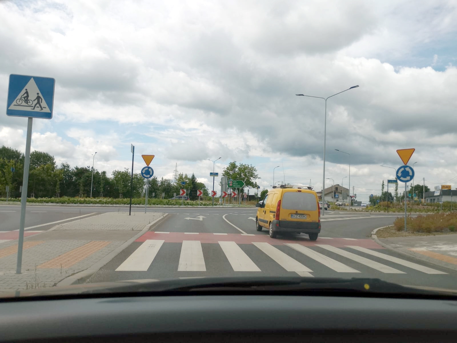 Sytuacja drogowa — pytanie 13509: Czy w tej sytuacji, przy zachowaniu szczególnej ostrożności, wolno Ci wyprzedzić poprzedzający pojazd na najbliższym skrzyżowaniu ?