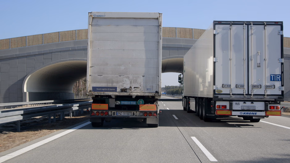Sytuacja drogowa — pytanie 13517: Czy w takiej sytuacji, kierując na autostradzie samochodem ciężarowym o maksymalnej masie całkowitej przekraczającej 3,5 t., wolno Ci wyprzedzić inny pojazd samochodowy jadący z prędkością 50 km/h ?