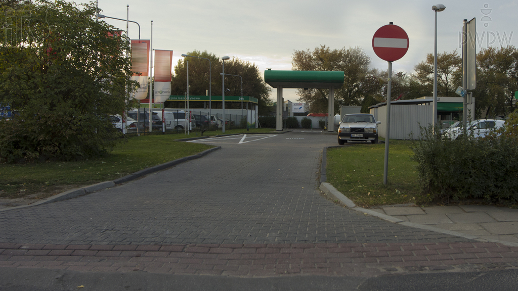Sytuacja drogowa — pytanie 1368: Czy możesz skorzystać z tej drogi, chcąc wjechać do myjni?