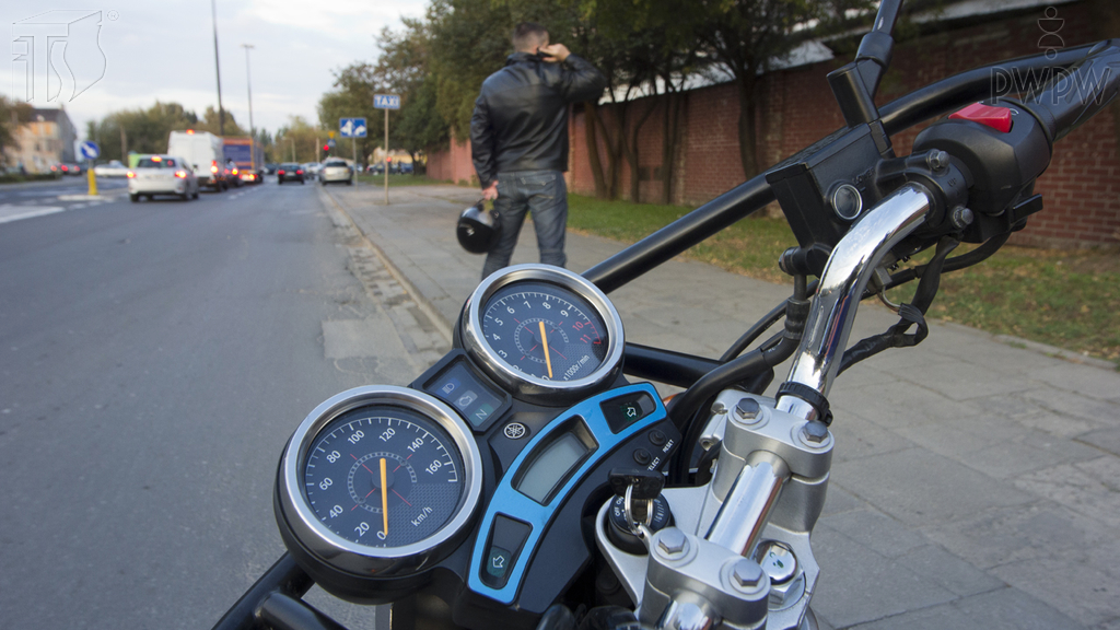 Sytuacja drogowa — pytanie 4447: Czy tak pozostawiony na postoju bez opieki motocykl jest prawidłowo zabezpieczony przed możliwością uruchomienia go przez osobę niepowołaną?