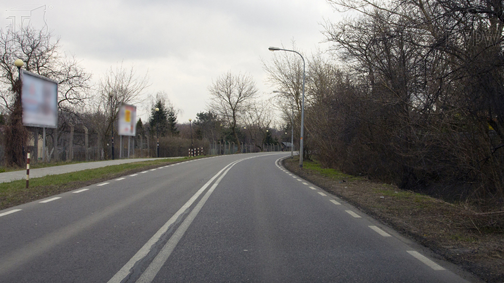 Sytuacja drogowa — pytanie 4372: Jedziesz z prędkością 80 km/h. Jaka pozycja początkowa zapewni Ci optymalny tor jazdy po zakręcie?