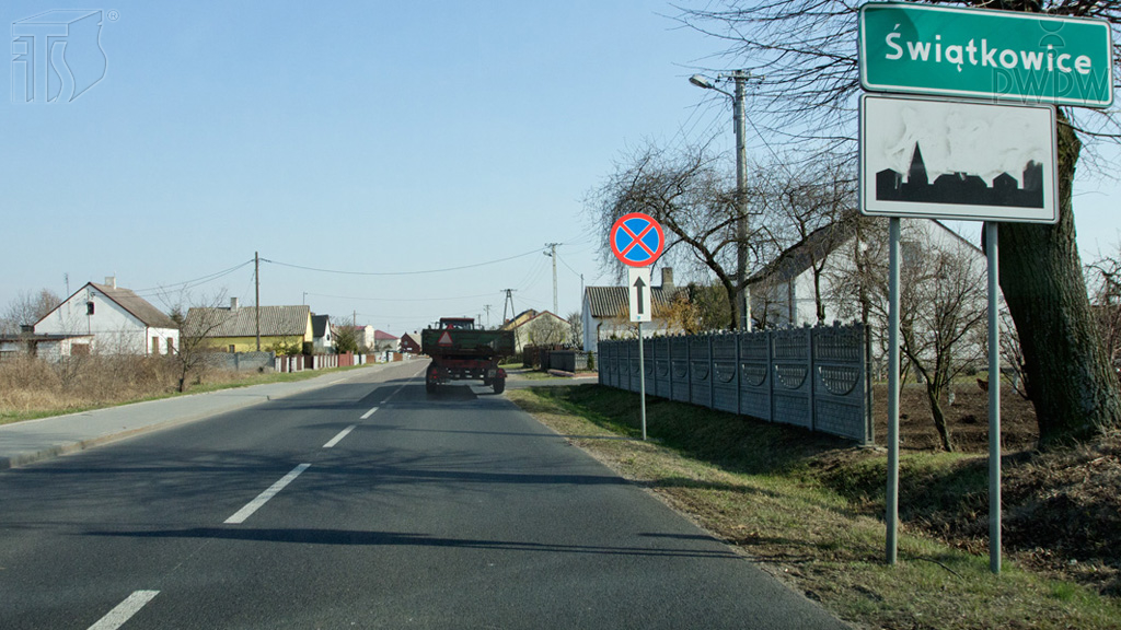 Sytuacja drogowa — pytanie 3715: Czy w tej sytuacji masz obowiązek sygnalizować postój uszkodzonego zespołu pojazdów?