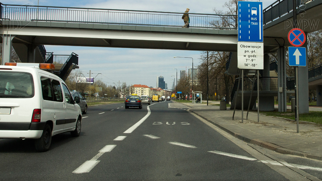 Sytuacja drogowa — pytanie 4410: Kierujesz autobusem wykonującym odpłatny przewóz osób na regularnych liniach. Czy w tej sytuacji wolno Ci korzystać w dowolnym czasie z prawego pasa ruchu?