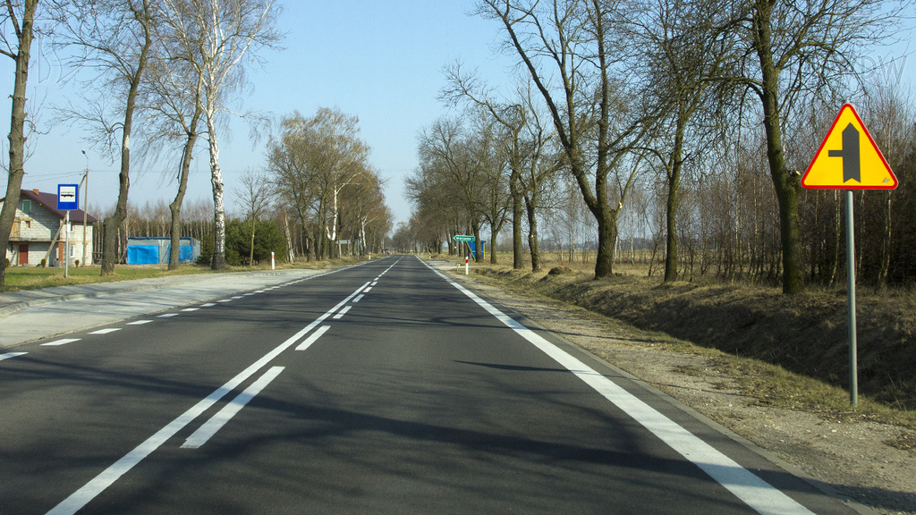 Sytuacja drogowa — pytanie 1464: Czy bezpośrednio za tym znakiem masz prawo zatrzymać pojazd na poboczu, jeżeli nie utrudni to ruchu innych pojazdów?