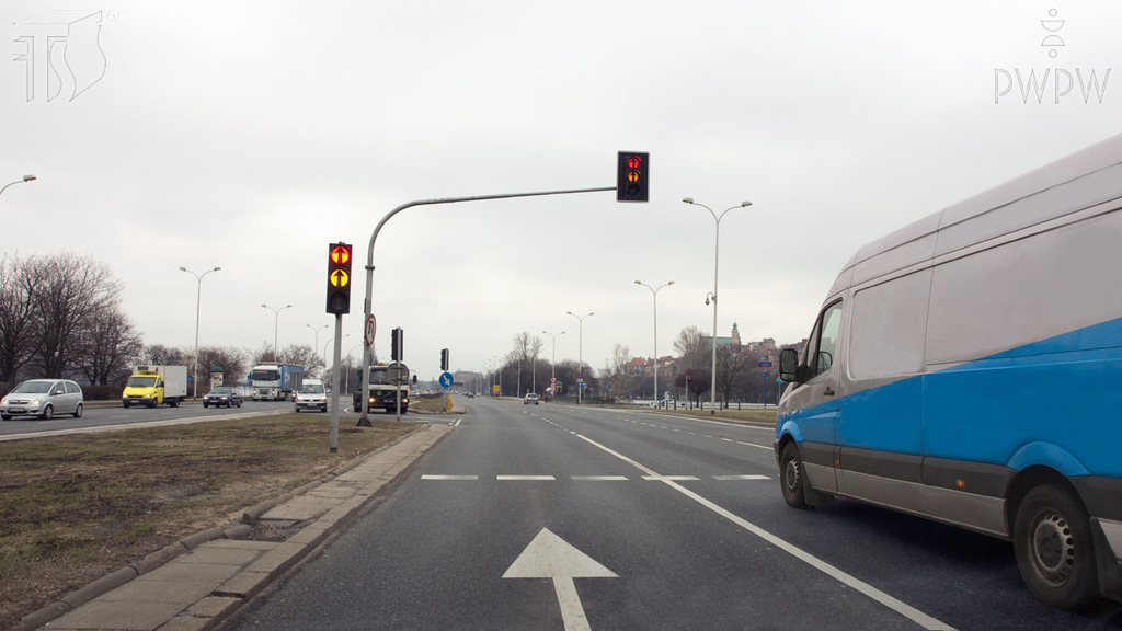 Sytuacja drogowa — pytanie 480: Czy w tej sytuacji nadawany sygnał świetlny zezwala Ci na wjazd za sygnalizator?