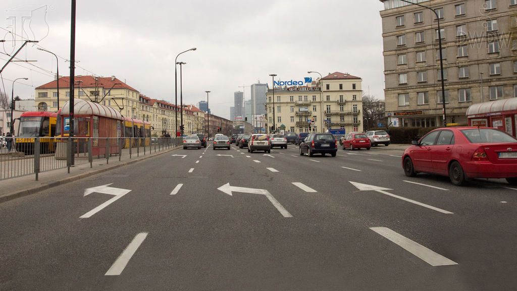 Sytuacja drogowa — pytanie 2904: Czy jadąc tym pasem ruchu masz prawo zawrócić na najbliższym  skrzyżowaniu?