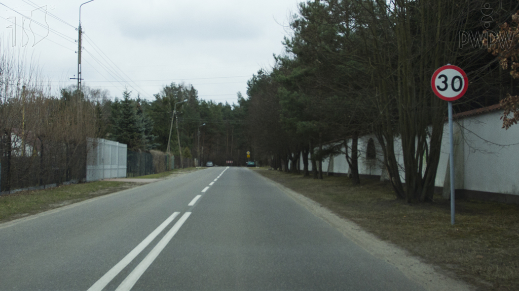 Sytuacja drogowa — pytanie 1540: Czy zakaz określony tym znakiem obowiązuje Cię do najbliższego skrzyżowania?